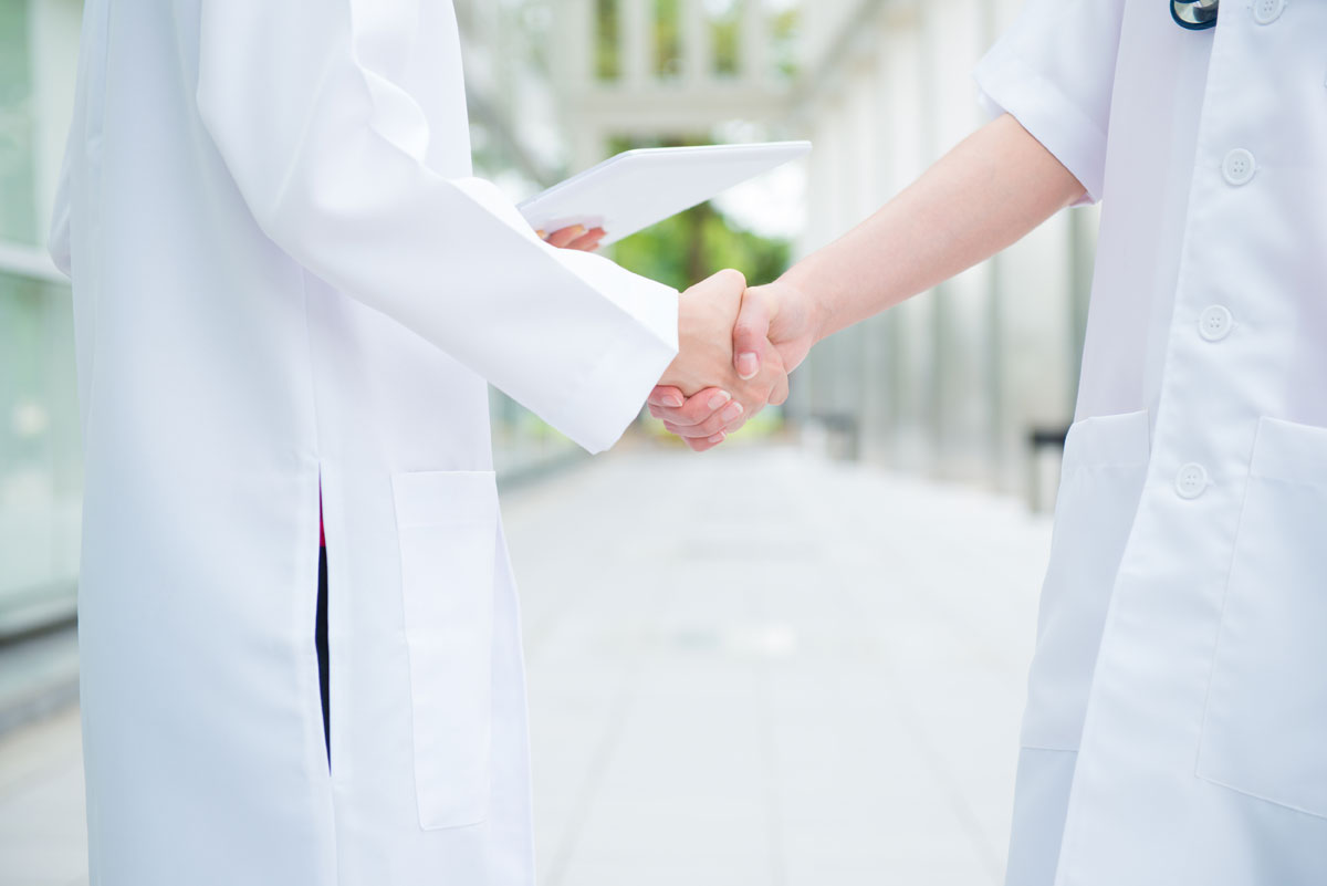 doctor shaking hands with pharmaceutical rep